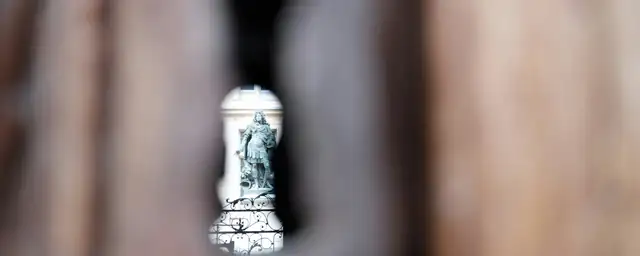 Ahşap kapıdaki anahtar deliği